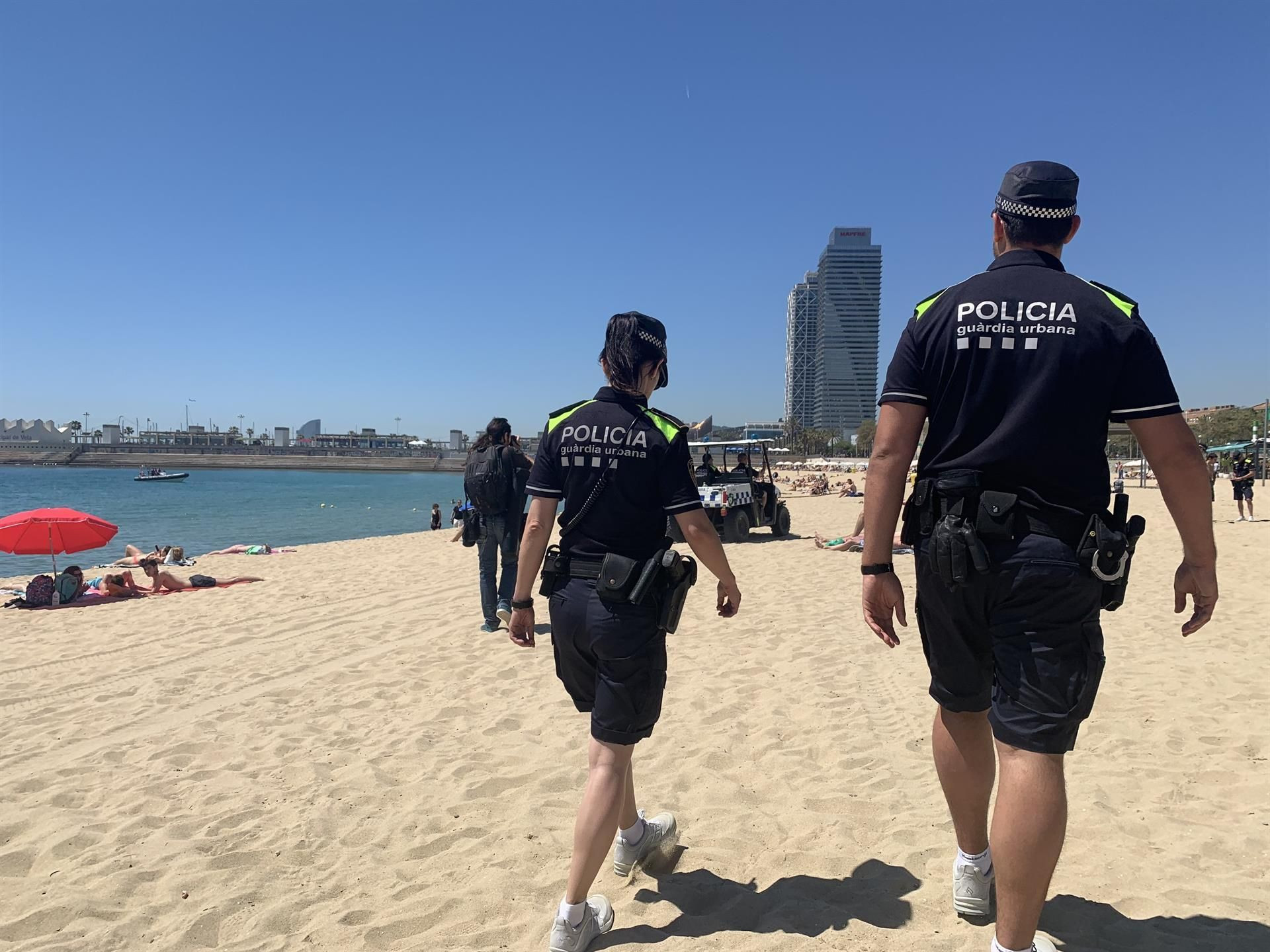 Una pareja de urbanos en una playa de Barcelona / EUROPA PRESS