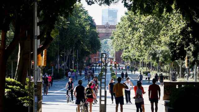 Vecinos de Barcelona pasean por el paseo de Sant Joan