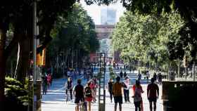 Vecinos de Barcelona pasean por el paseo Sant Joan en un día festivo en una imagen de archivo