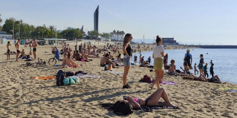 Bañistas en la Nova Icària / BETEVÉ