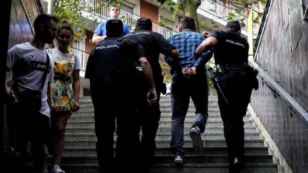 Agentes de la Policía Nacional detienen a un ladrón en el metro de Barcelona / EFE ARCHIVO