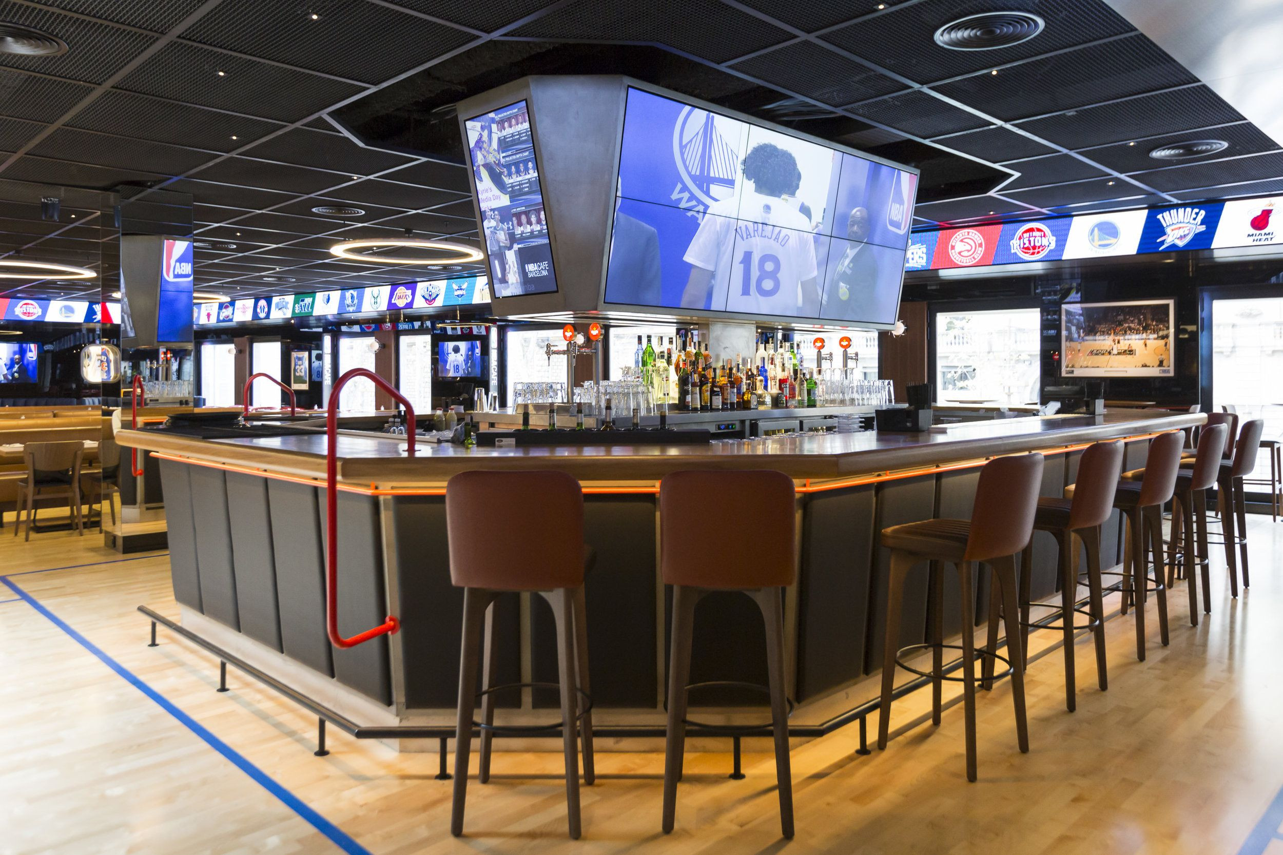 Interior del NBA Café Barcelona con una barra en el centro / NBA