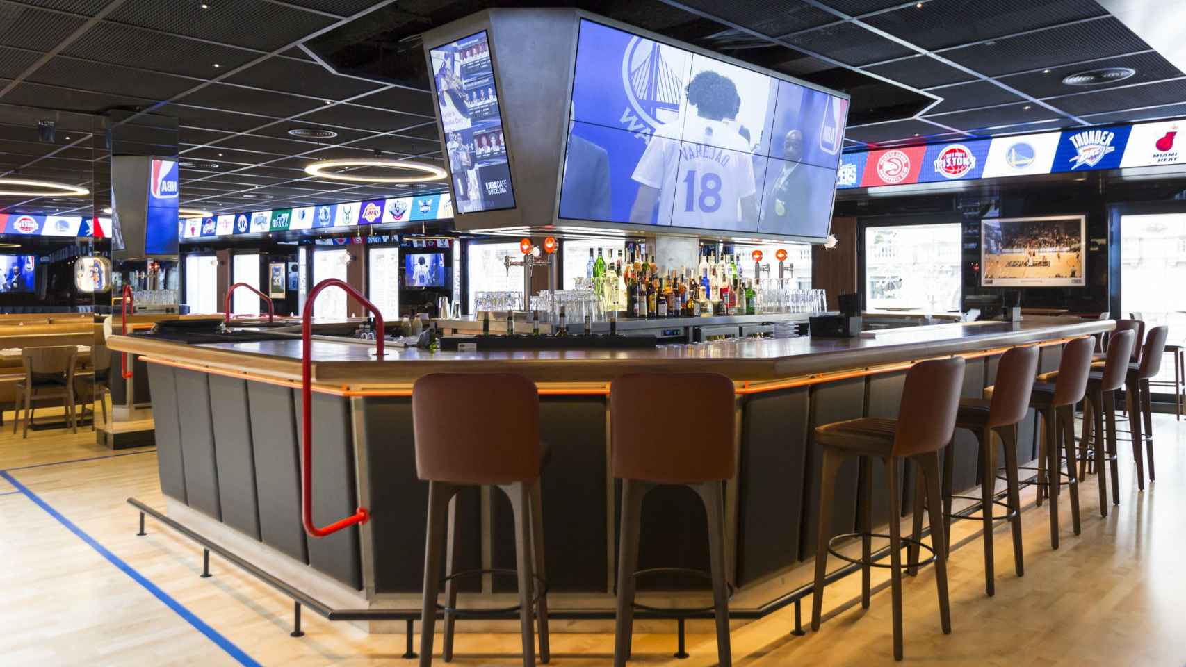 Interior del NBA Café Barcelona con una barra en el centro