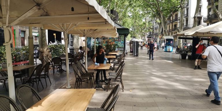 Dos camareras limpian las mesas de La Terraza en la Rambla este lunes / G.A