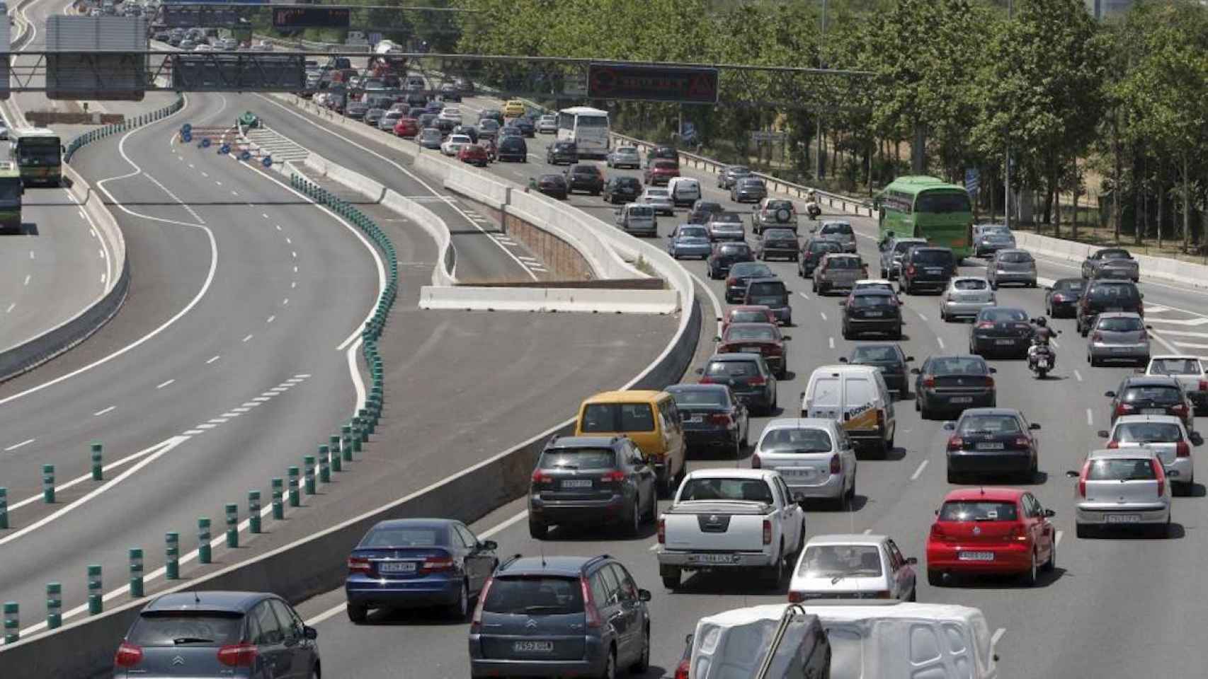 Colas kilométricas en una autopista / EFE