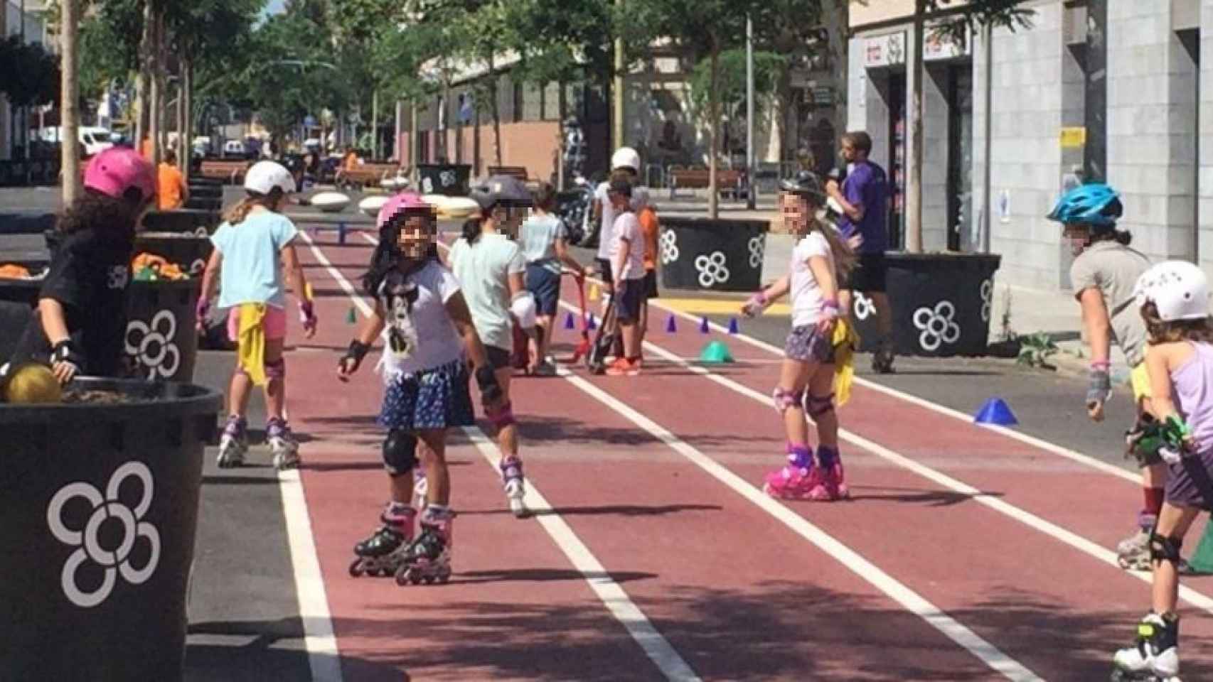 Niños patinando en la superilla del Poblenou / JORDI GINABREDA