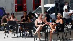 Una terraza de Barcelona, hasta la bandera de gente sin mascarillas al inicio de la fase 1 de la desescalada / EFE Quique García