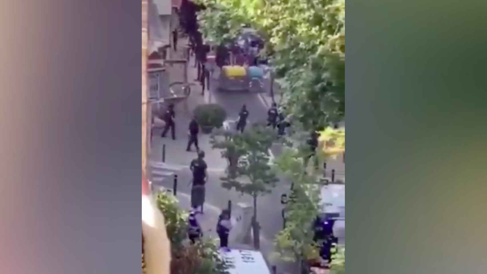 Agentes durante la actuación policial en Trinitat Vella