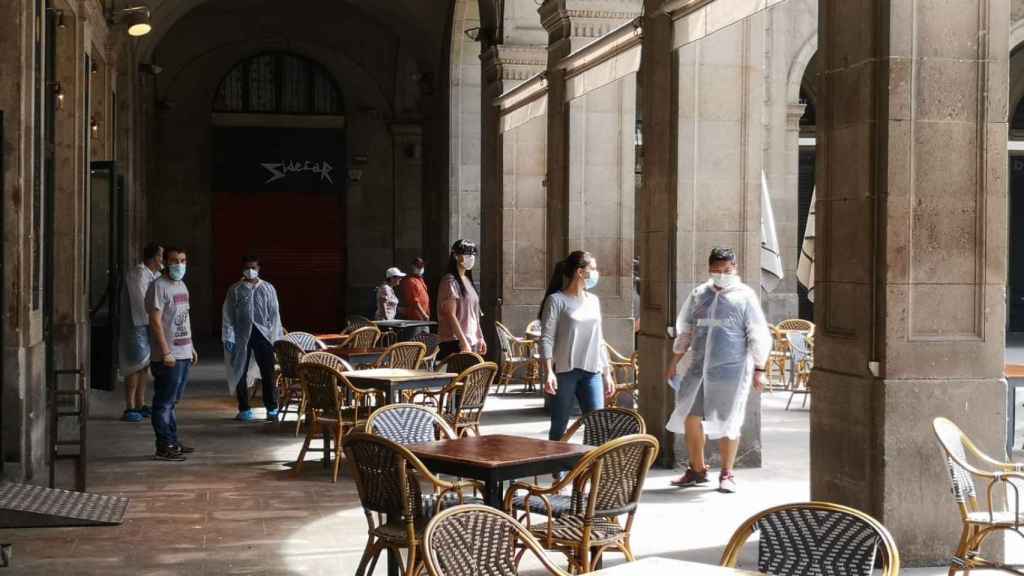 Un bar con múltiples terrazas en su exterior preparándose para la fase 3