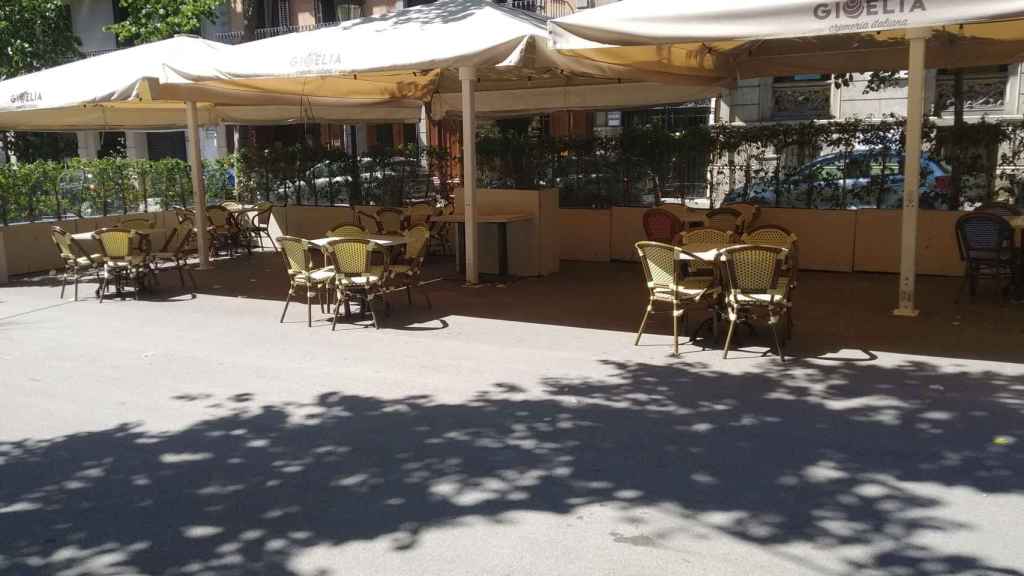 Una terraza de Rambla de Catalunya, la pasada semana preparada para abrir / JORDI SUBIRANA