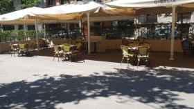 Una terraza de Rambla de Catalunya, la pasada semana preparada para abrir / JORDI SUBIRANA