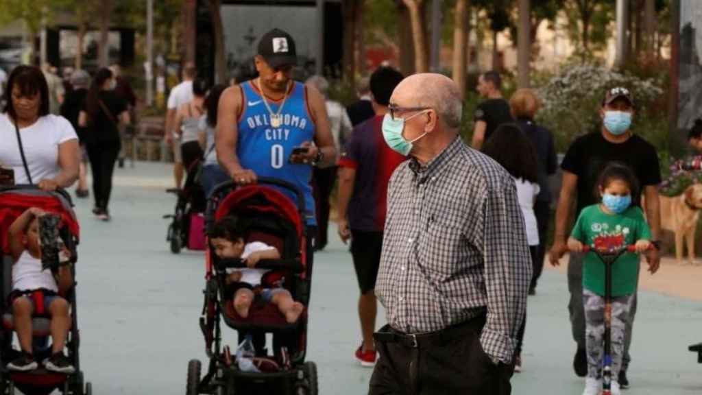 Barceloneses paseando en grupo durante la fase 0,5 / EFE