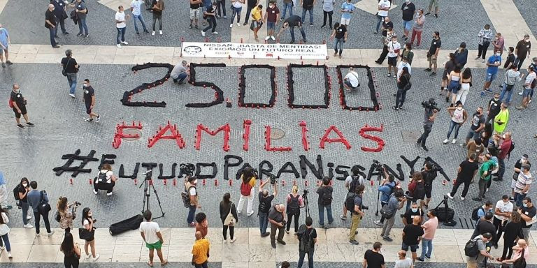 Los trabajadores de Nissan se manifiestan en la plaza Sant Jaume / @FUTURONISSAN