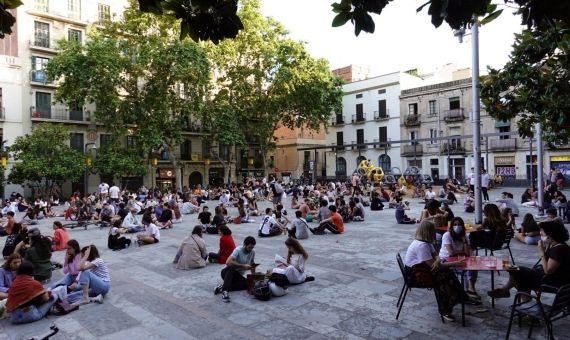 Jóvenes tomando cervezas en la plaza del Sol / EFE - ALEJANDRO GARCÍA