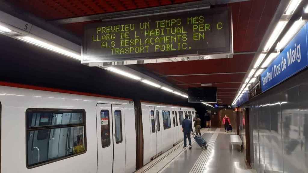 Un convoy de metro en la estación de Sant Pau-Dos de Maig / TMB