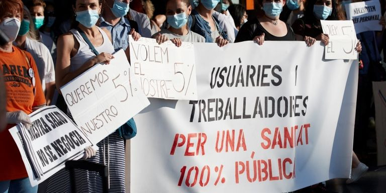 Sanitarios del Hospital del Mar defendiendo sus derechos como trabajadores y usuarios ante las administraciones / EFE - Alejandro García