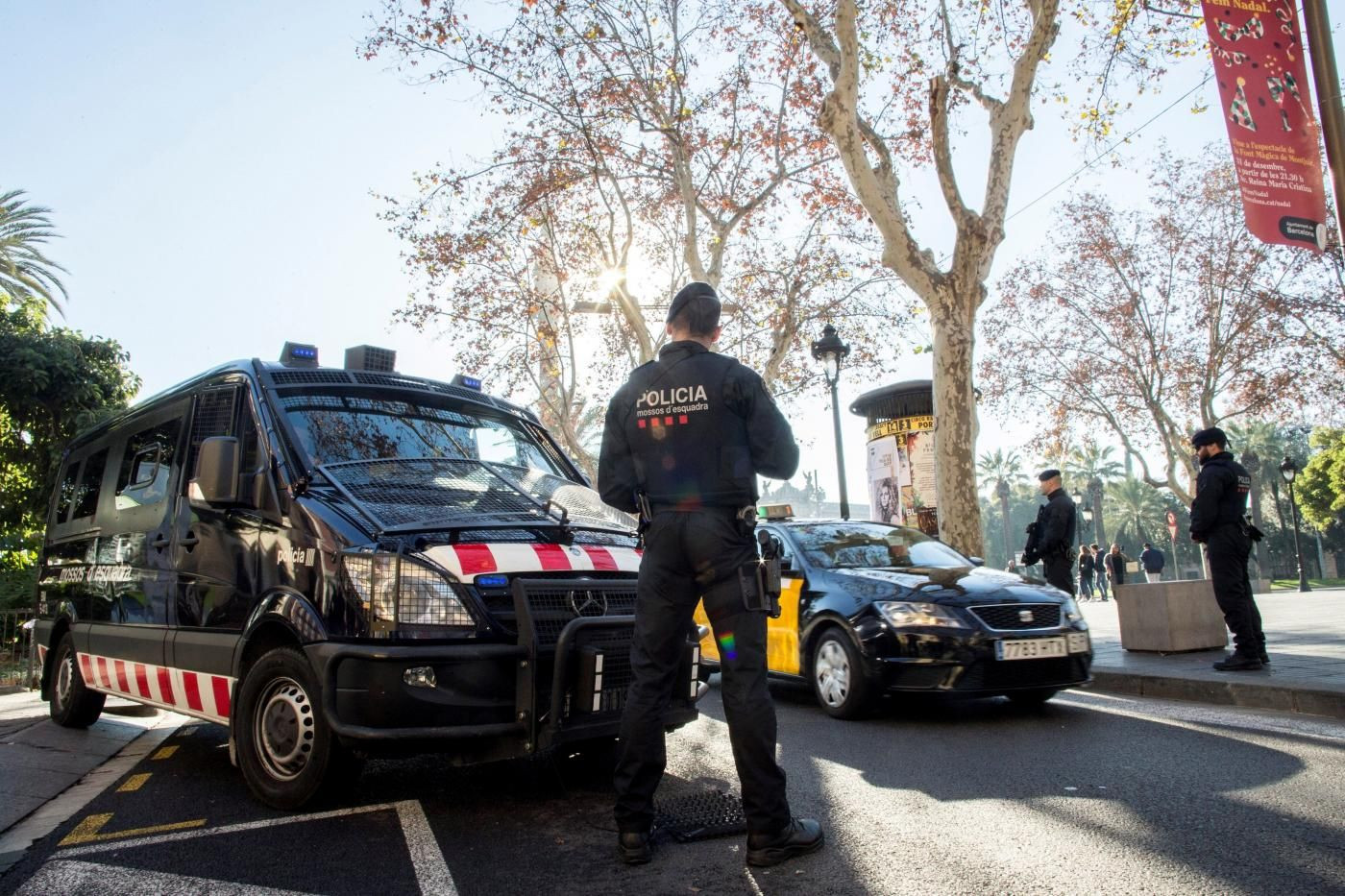 Control policial de los Mossos d'Esquadra en Santa Coloma de Gramenet / EFE