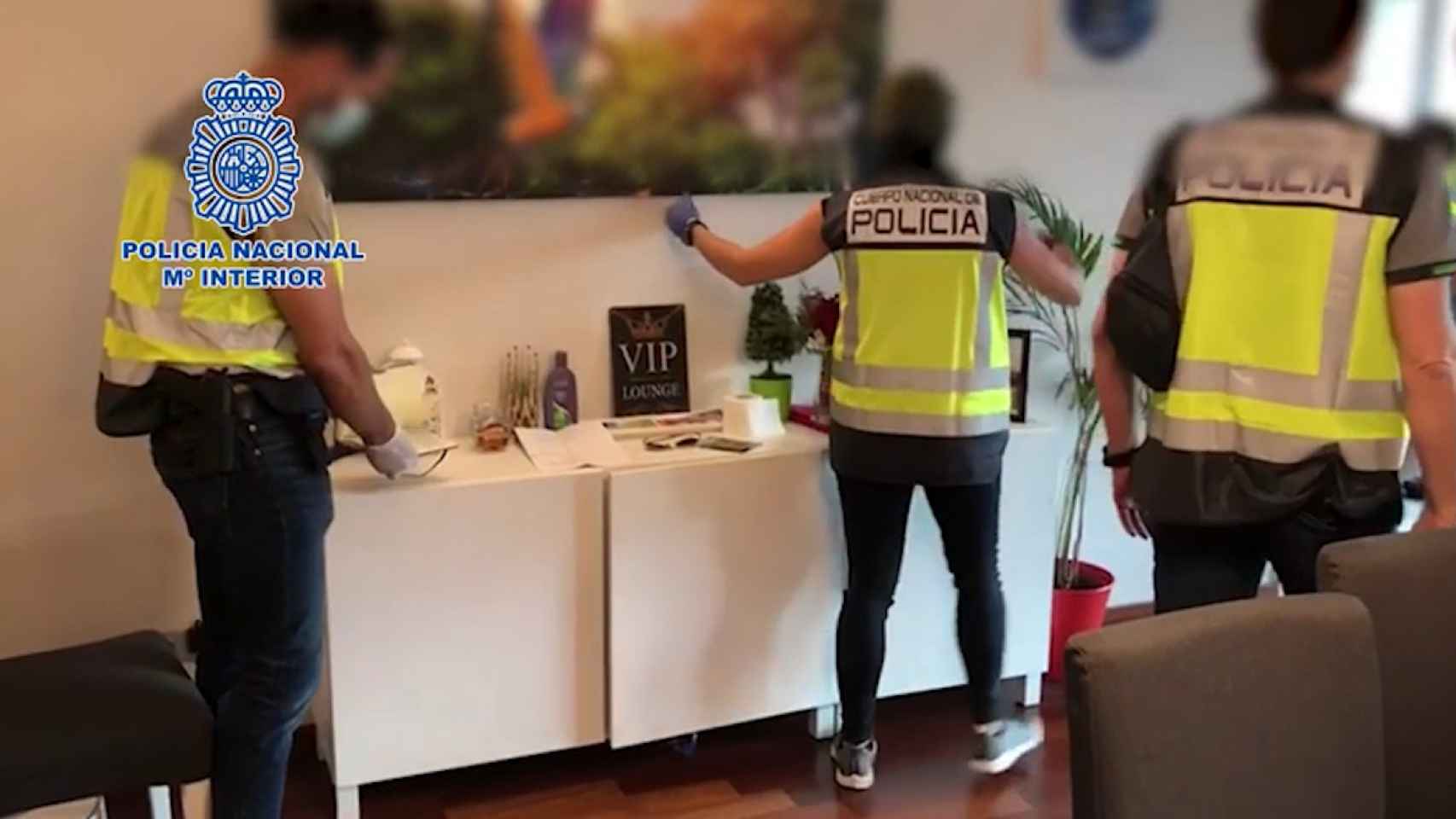 La Policía Nacional durante el registro del domicilio del fugitivo