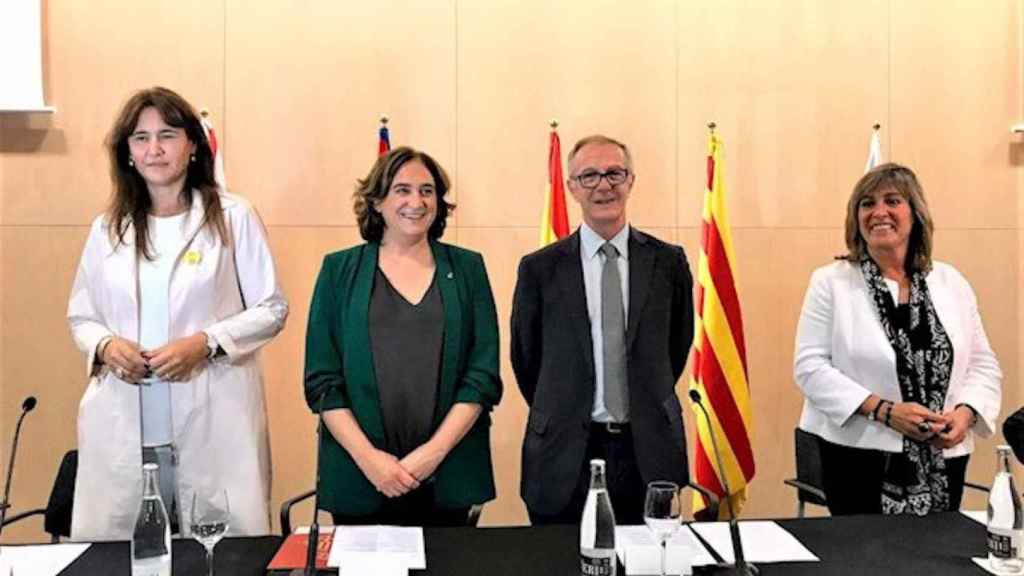 Laura Borràs y Ada Colau, primera y segunda por la izquierda / EUROPA PRESS