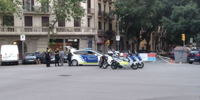 Agentes de la Guardia Urbana, en un corte de tráfico, el pasado domingo / JORDI SUBIRANA