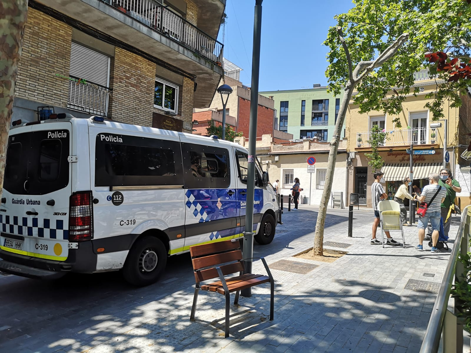 Una furgoneta de la Guardia Urbana, este miércoles, delante de la casa okupa / METRÓPOLI ABIERTA