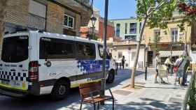 Una furgoneta de la Guardia Urbana delante de una casa okupa / METRÓPOLI