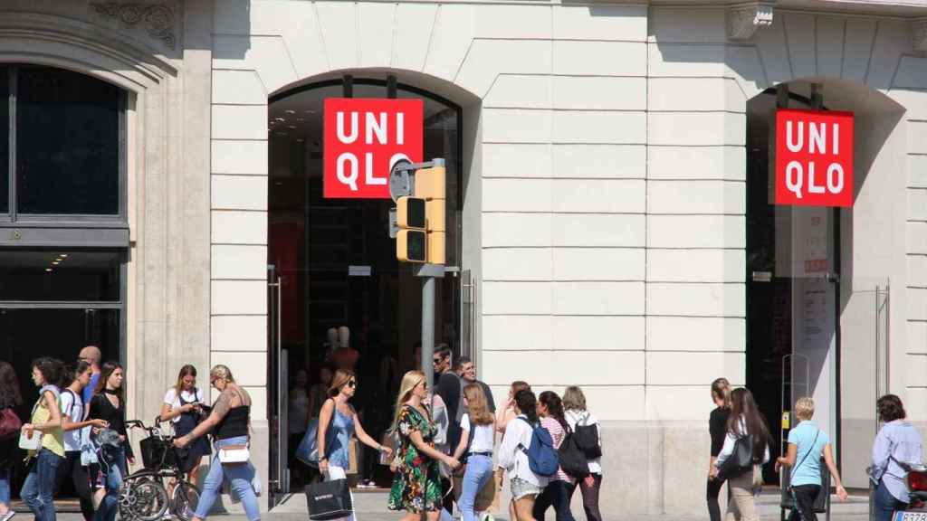 Exterior de un local comercial de Uniqlo en Barcelona / ARCHIVO