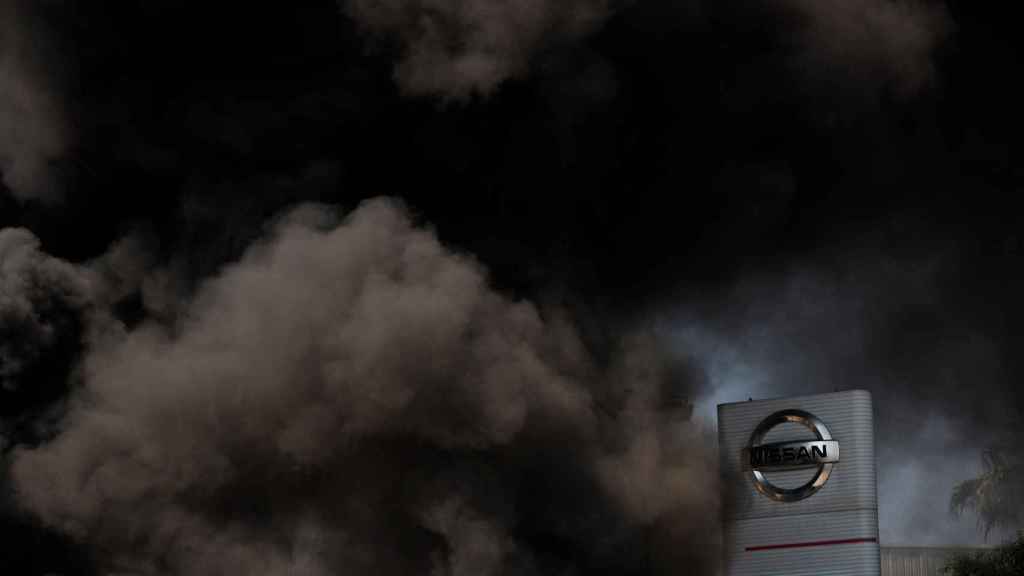 Humo de barricadas alrededor de una planta de Nissan en Barcelona este jueves / EFE