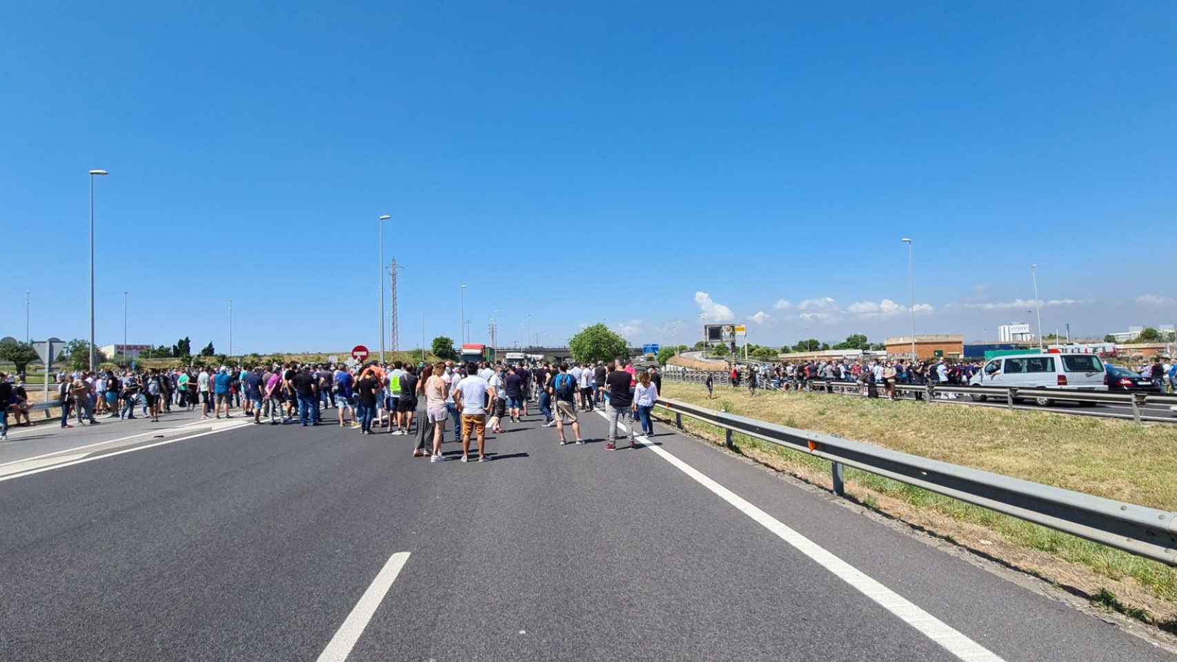 Corte de los trabajadores de Nissan en al Ronda Litoral / CGTNISSAN