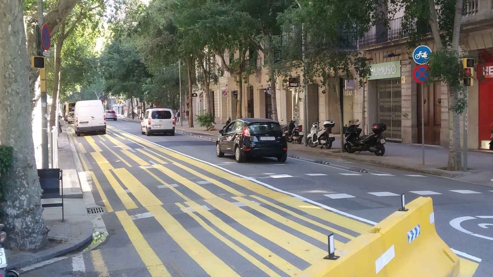 La zona peatonal de Consell de Cent, a la altura de Rambla de Catalunya, pagada con el fondo Covid / JORDI SUBIRANA