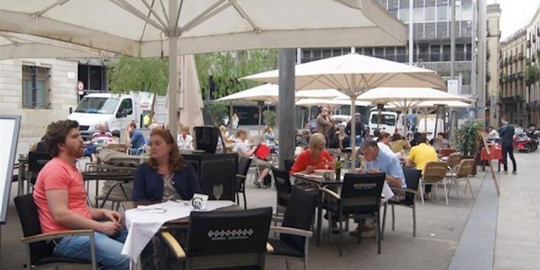 Clientes en una terraza de Barcelona 