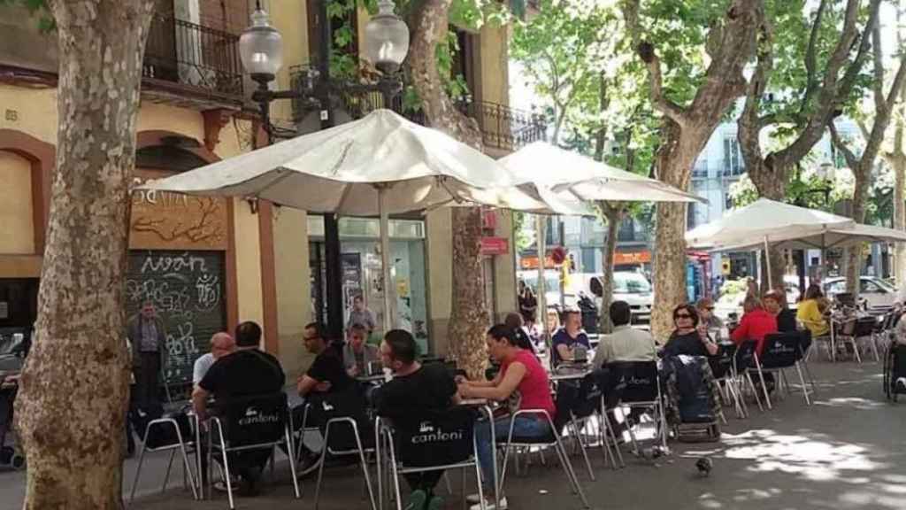 Un bar con múltiples terrazas en su exterior en la Rambla del Poblenou / ARCHIVO