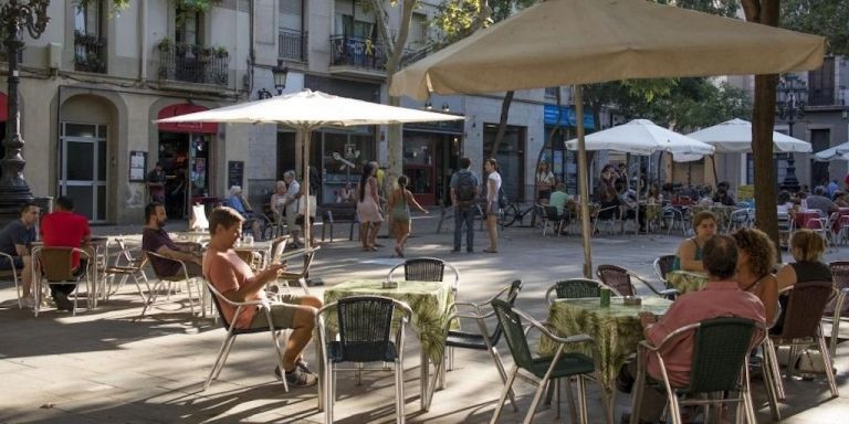 Terraza en una plaza de Barcelona