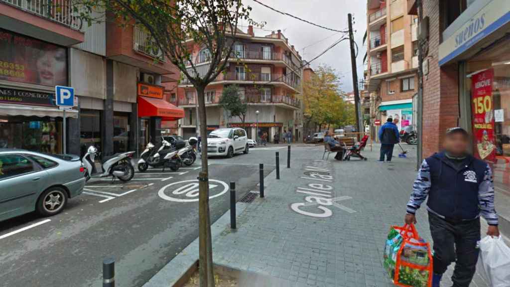 Calle de la Mina en l'Hospitalet, donde ha tenido lugar la detención / GOOGLE MAPS