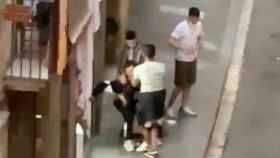 Pelea entre tcharmiles en el Raval / HELPERS