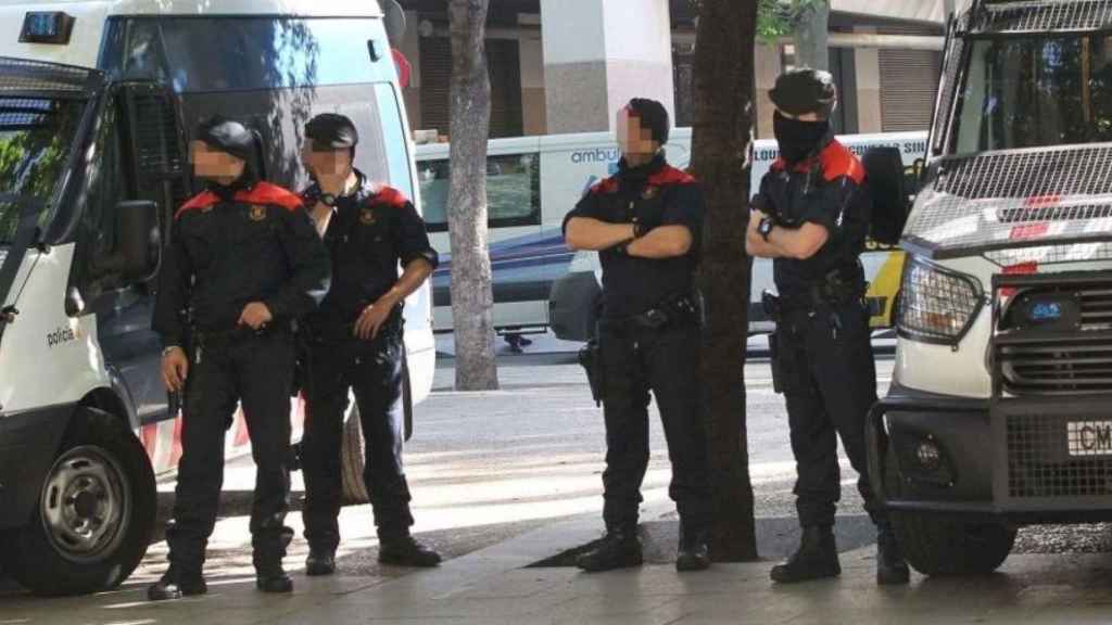 Agentes de los Mossos d'Esquadra se han encargado de esta operación policial / EFE