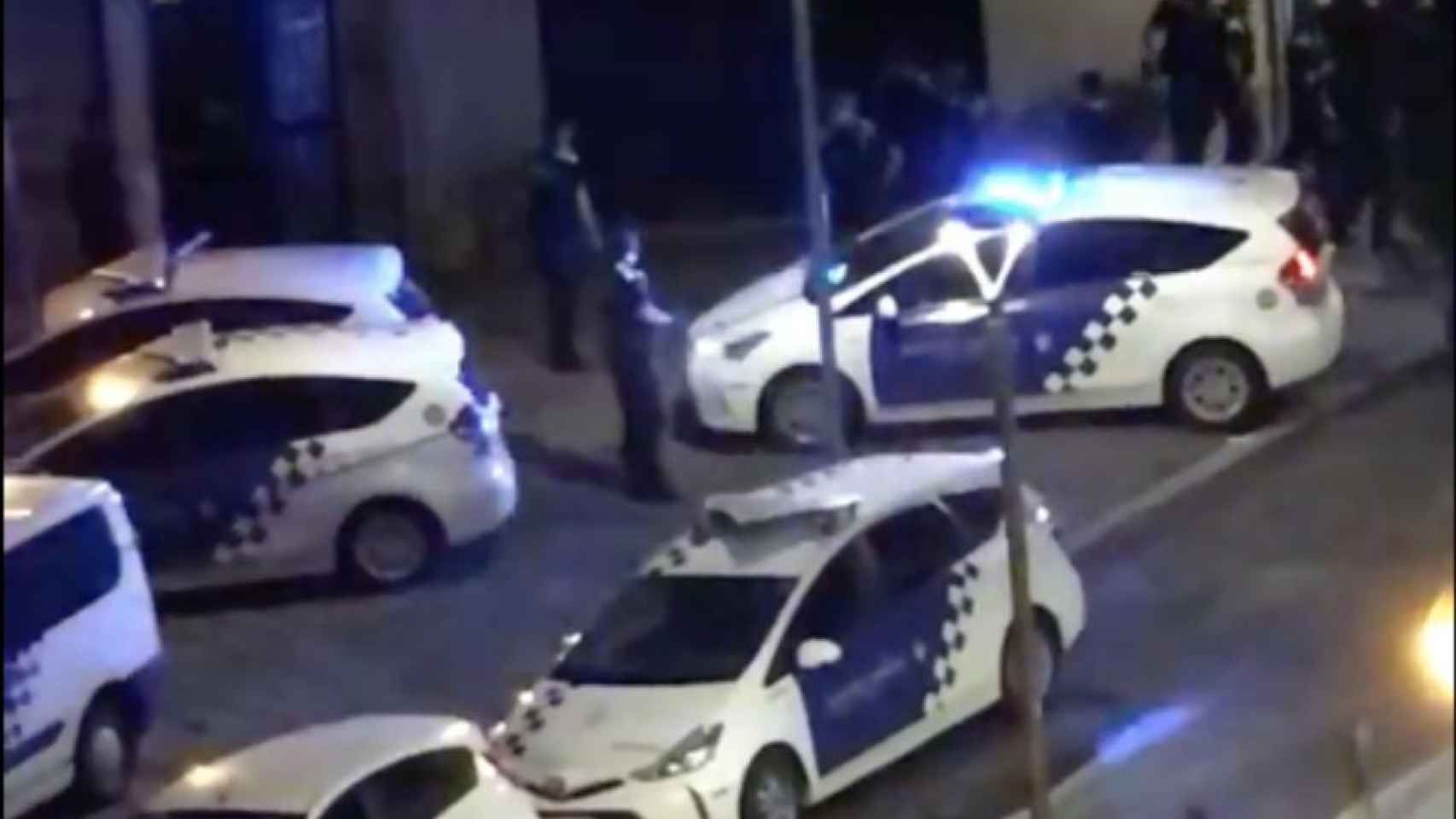 Coches de la urbana de Badalona este viernes por la noche / M.A