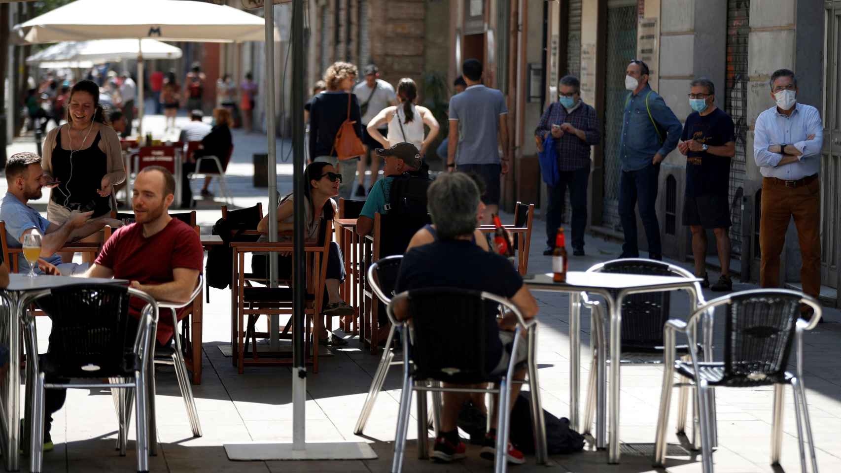 Personas en una terraza del Poble-sec este domingo / EFE