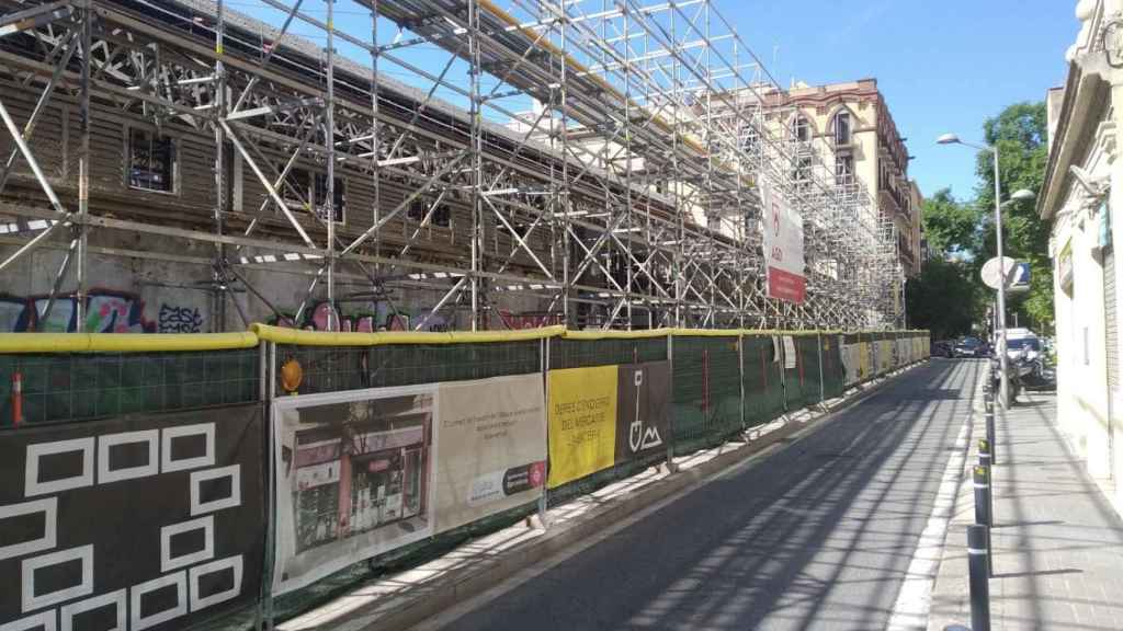 El mercado de la Abaceria, una de las obras que se retoman en Barcelona / JORDI SUBIRANA