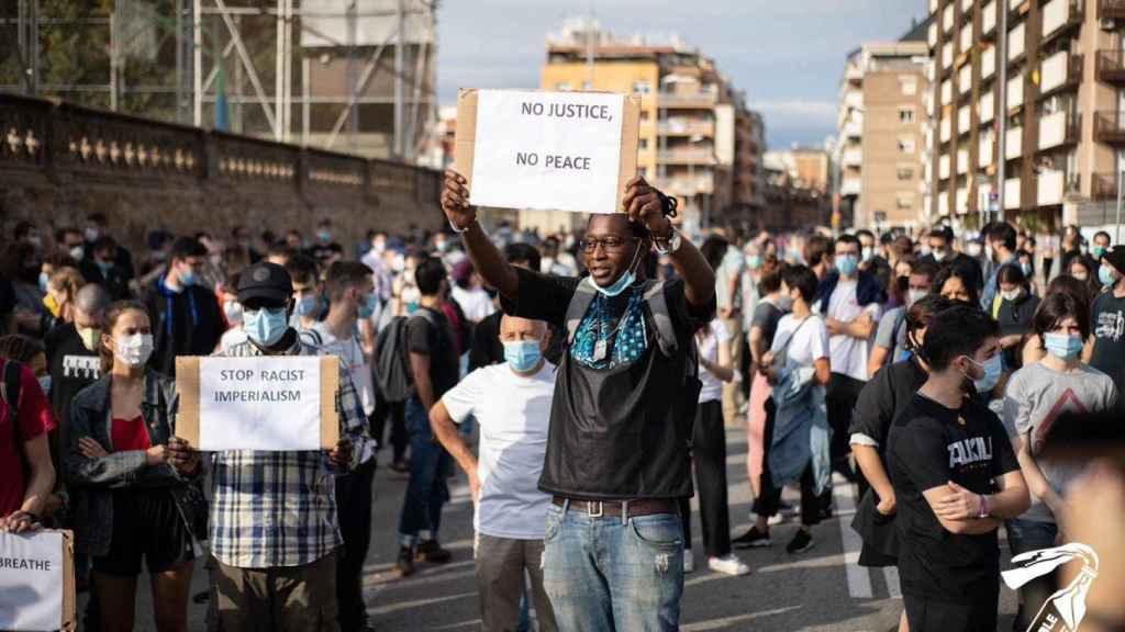 Protesta contra la muerte de Floyd este lunes en la puerta del consulado de EEUU en Sarrià / @jordiramis7