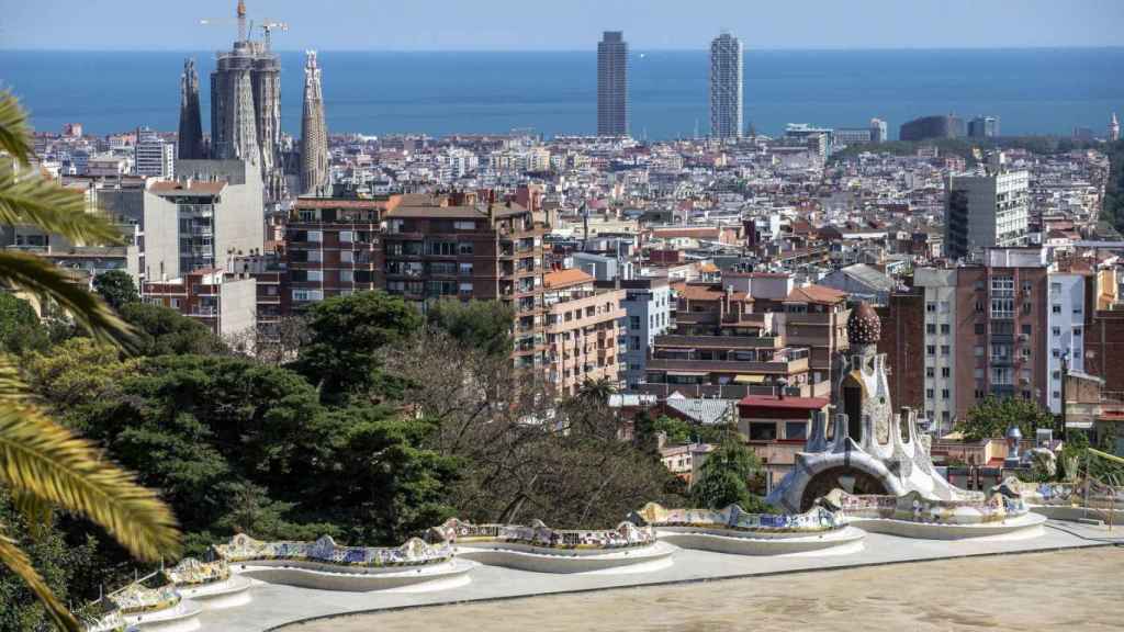 Vista panorámica de Barcelona con la Sagrada Familia y las torres Mapfre de fondo este agosto