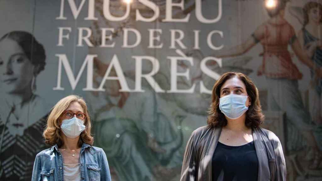 La Coordinadora del Museu Marès, Neus Pelegrí, y la alcaldesa de Barcelona, Ada Colau / PAU VENTEO