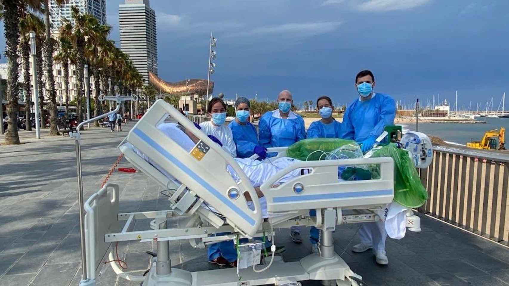 Uno de los últimos pacientes críticos de Covid-19 viendo el mar desde el paseo de la Barceloneta / TWITTER - @julpascual