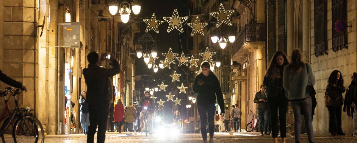 El Portal de l'Àngel, con luces de Navidad, durante la campaña de 2019 / EFE