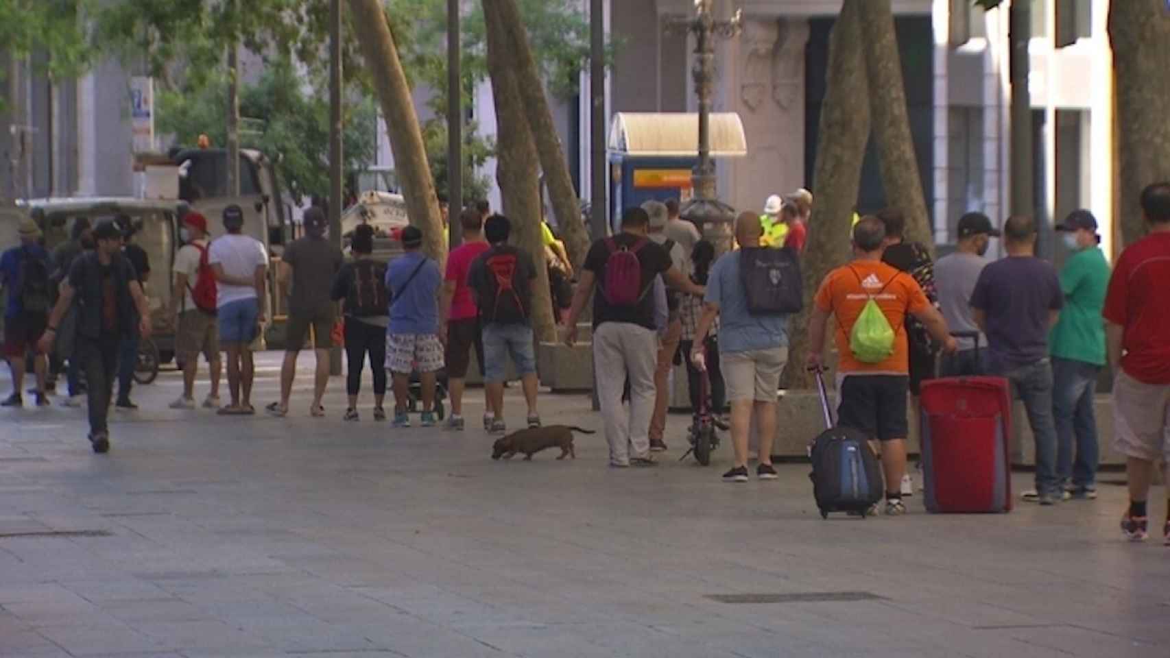 Colas para pedir alimentación en Barcelona / TV3