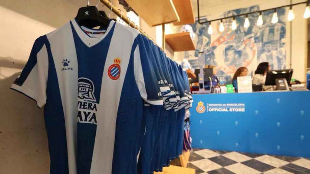 Interior de la tienda del Espanyol en Barcelona