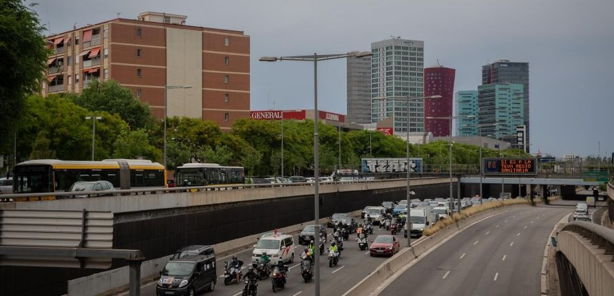 Trabajadores de Nissan Motor Ibérica, en la Zona Franca de Barcelona, a su paso por la Gran Vía de L'Hospitalet / EUROPA PRESS