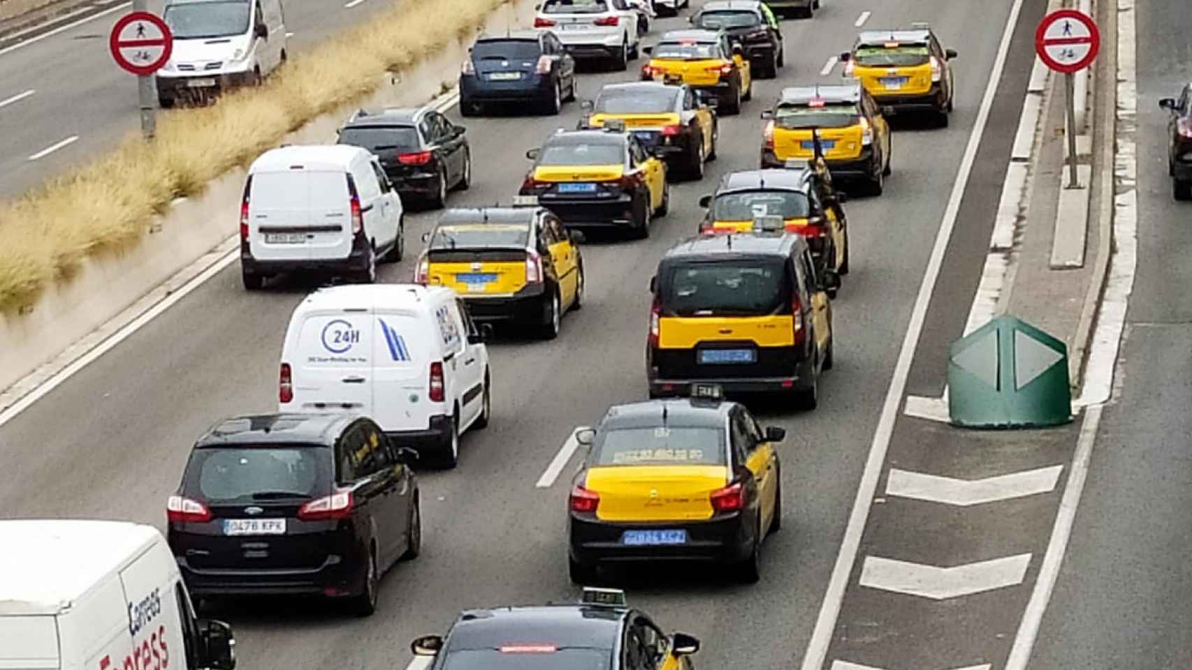 Un grupo de taxistas acompaña la marcha lenta de este jueves / ÉLITE TAXI