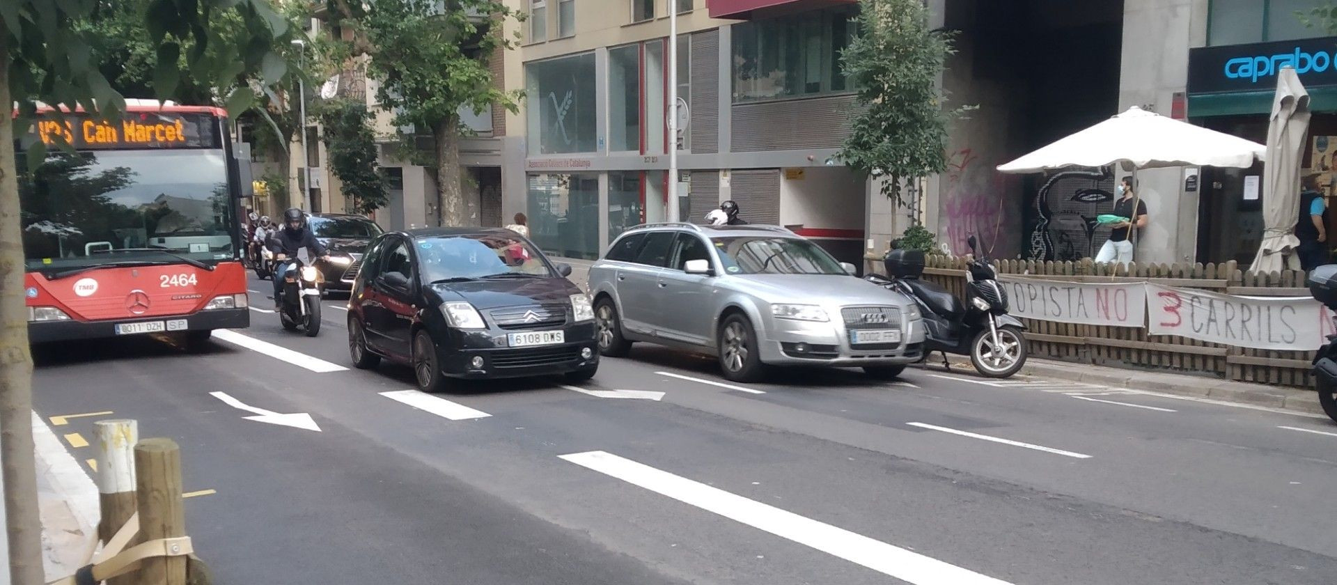 Coches en la calle de la Independència, en el Clot / JORDI SUBIRANA