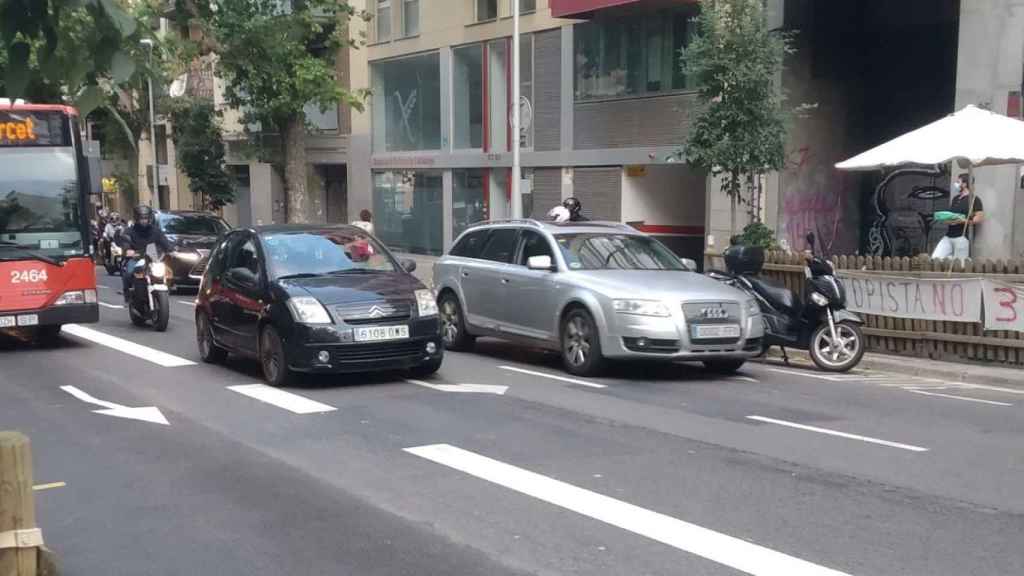 Coches en la calle de la Independència, en el Clot / JORDI SUBIRANA